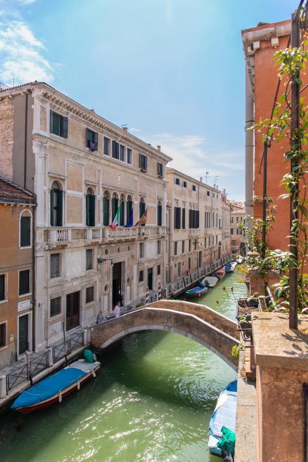 Suite com Terraço e Vista Canal