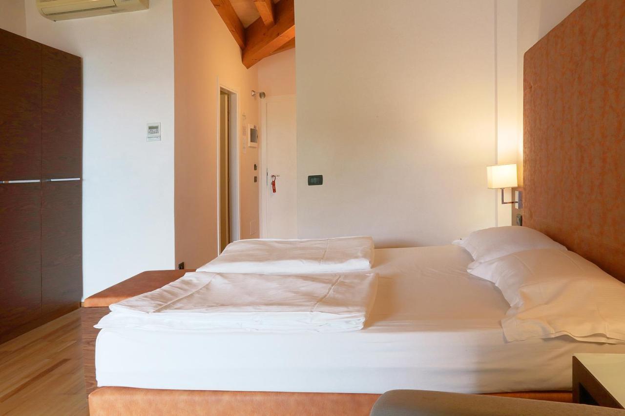 Junior Suite with Lake View,1007990857:JPEG