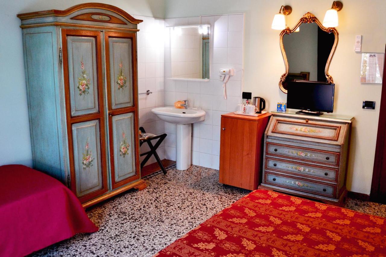 Standard Double Room with Shared Bathroom,1499437552:JPEG