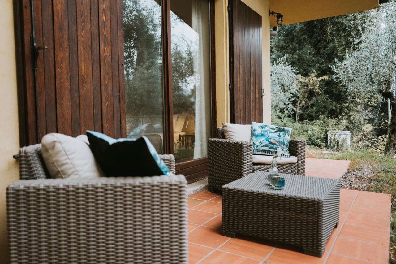 Zimmer mit Kingsize-Bett und Gartenblick.