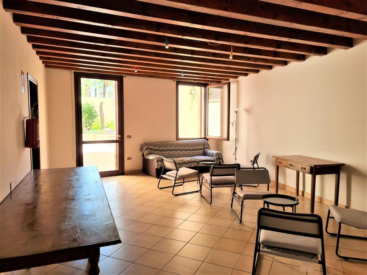 Estudio con vistas al jardín