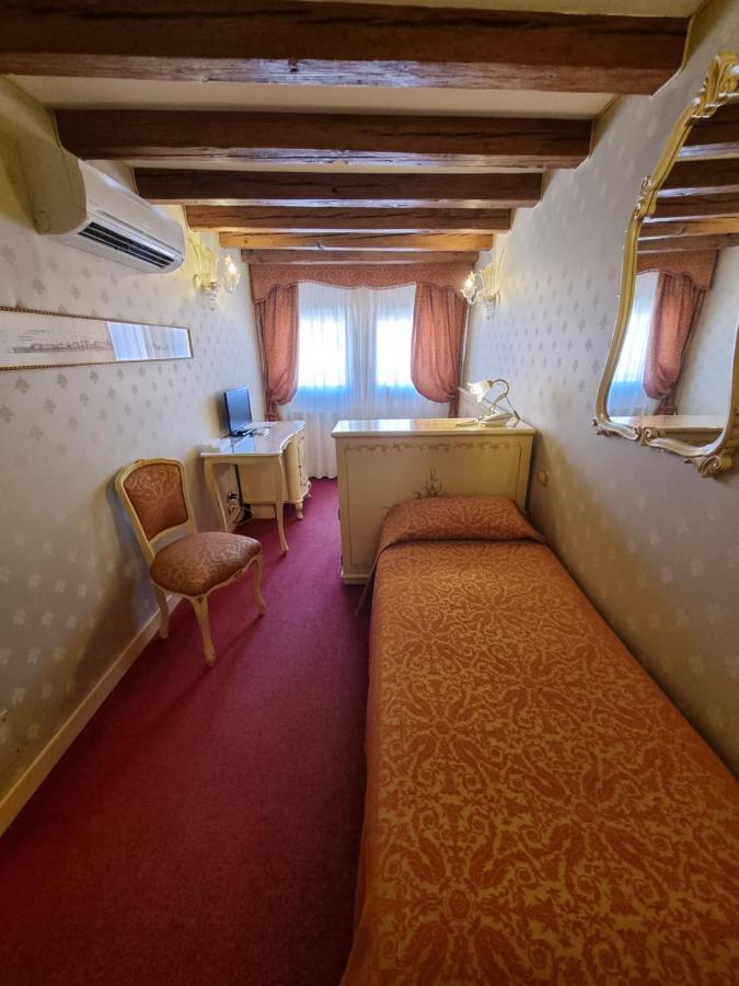 Quarto Econômico com 2 Camas de Solteiro