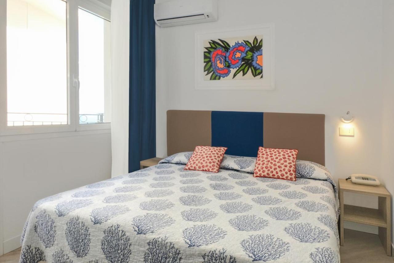 Small Double or Twin Room Lateral Sea View