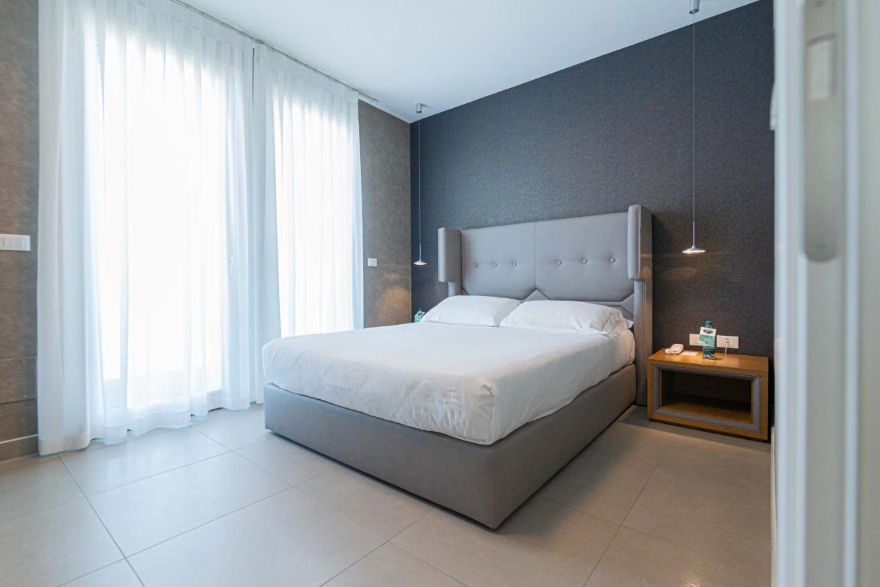 King Suite with Balcony and Lagoon View - Beach Access,789989955:JPEG