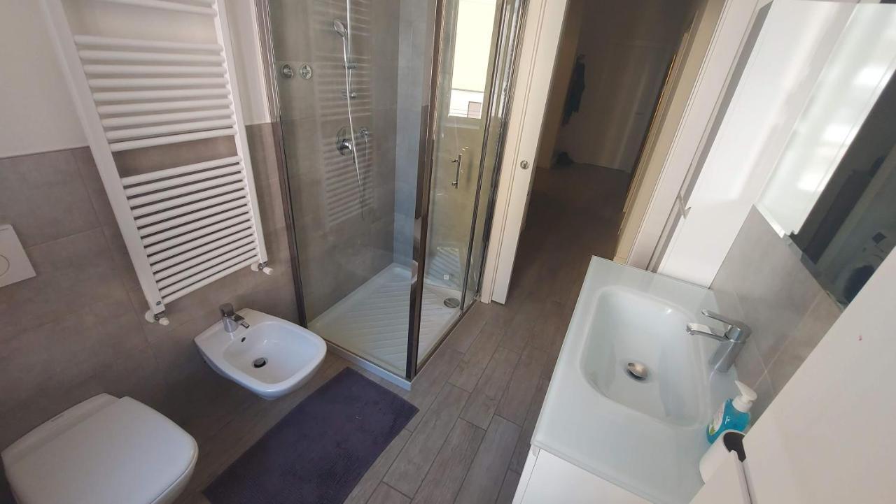 Due Camere Doppie con Letti Singoli con Bagno Privato e Cucina in Comune - Edificio Separato - Piazza Simoni 32
