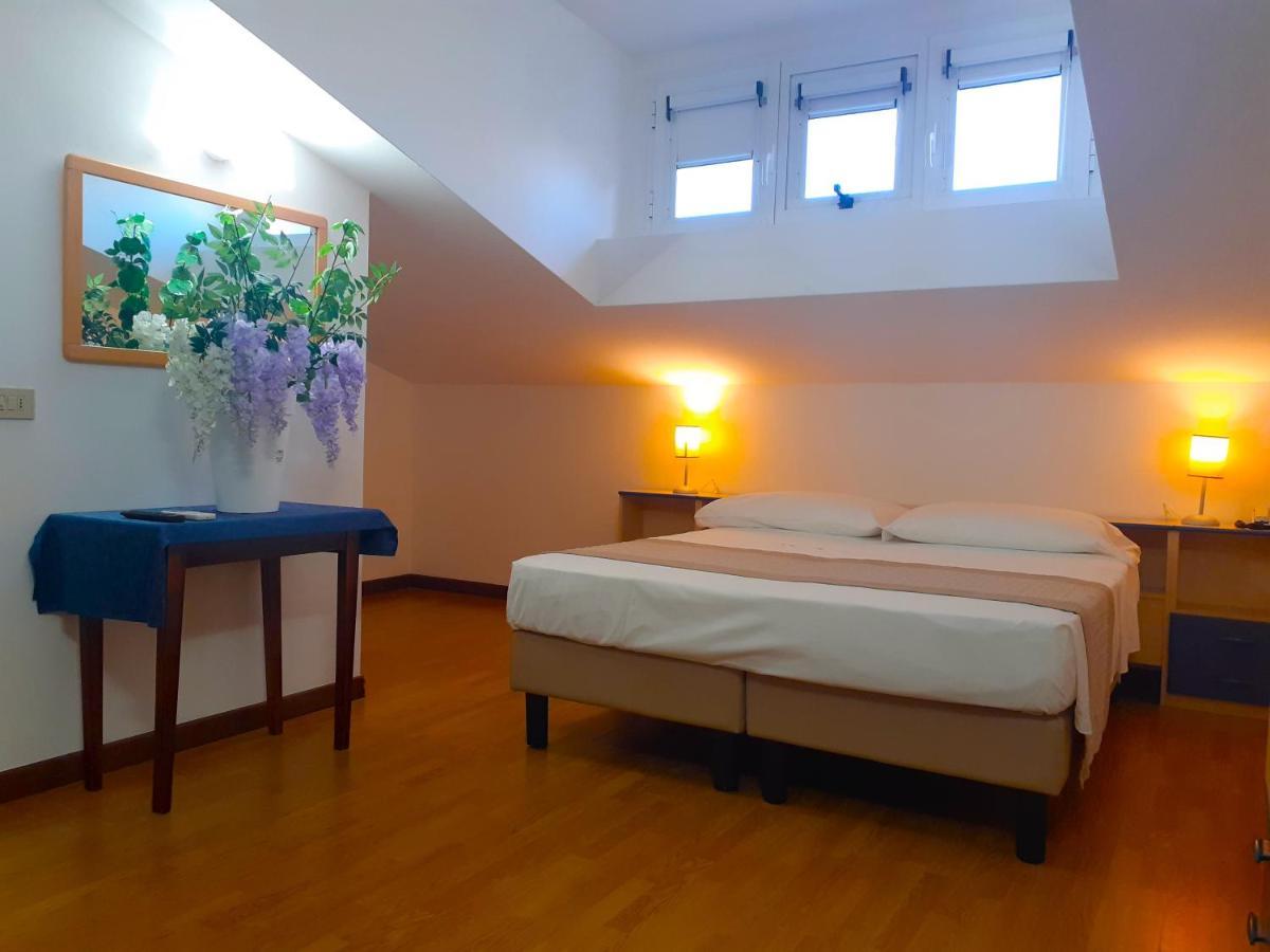 Double Room - Attic,1270214635:JPEG