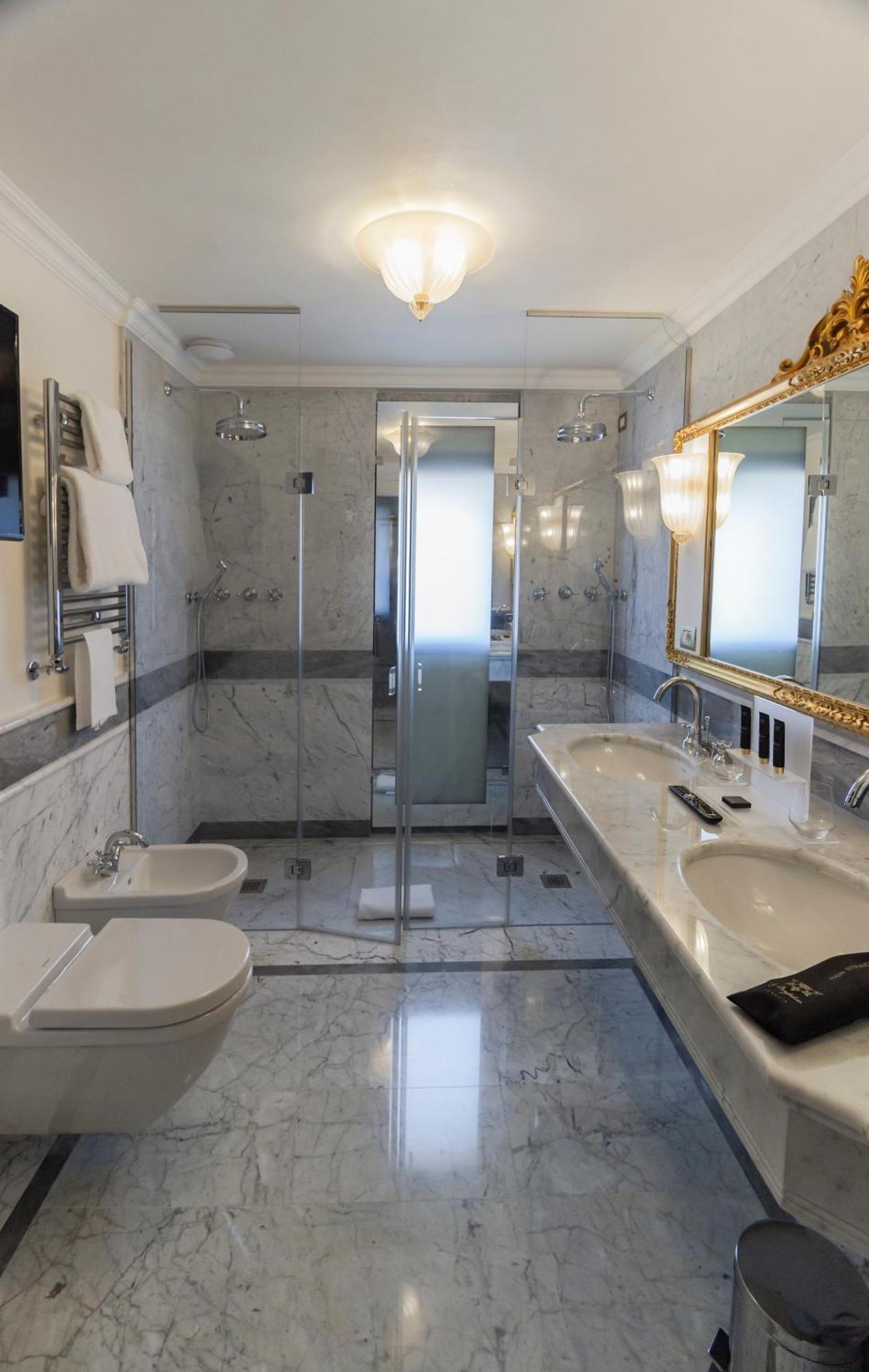 Superior King Room Canal View