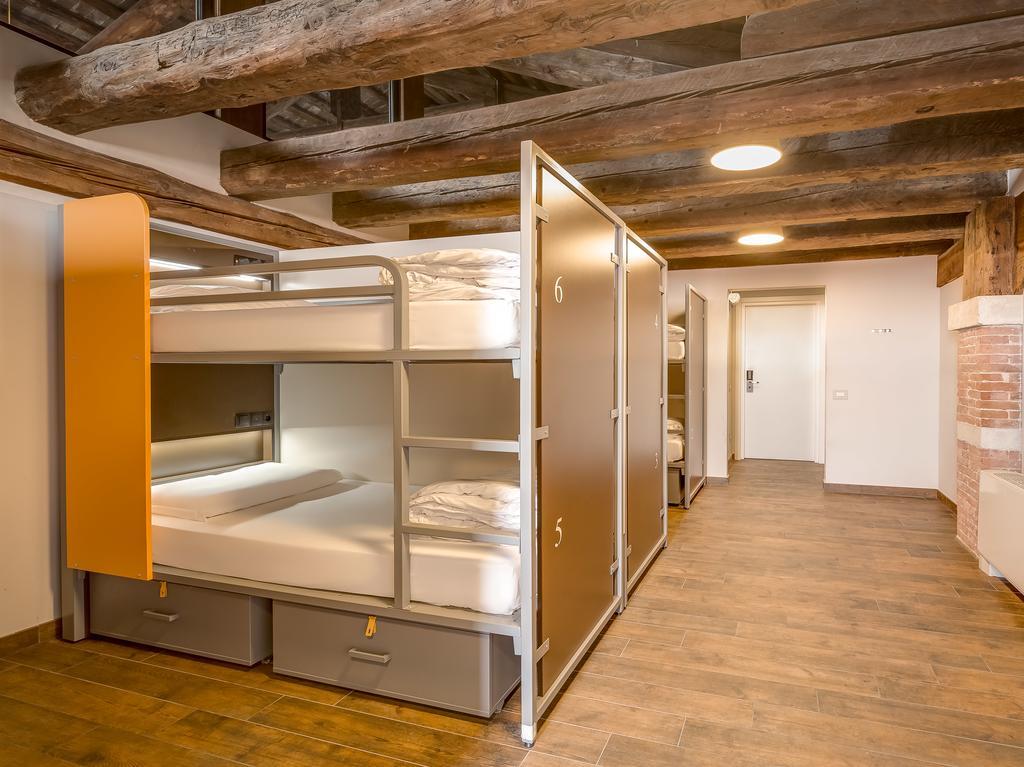 8-Bed Mixed Dormitory Room,681666786:JPEG