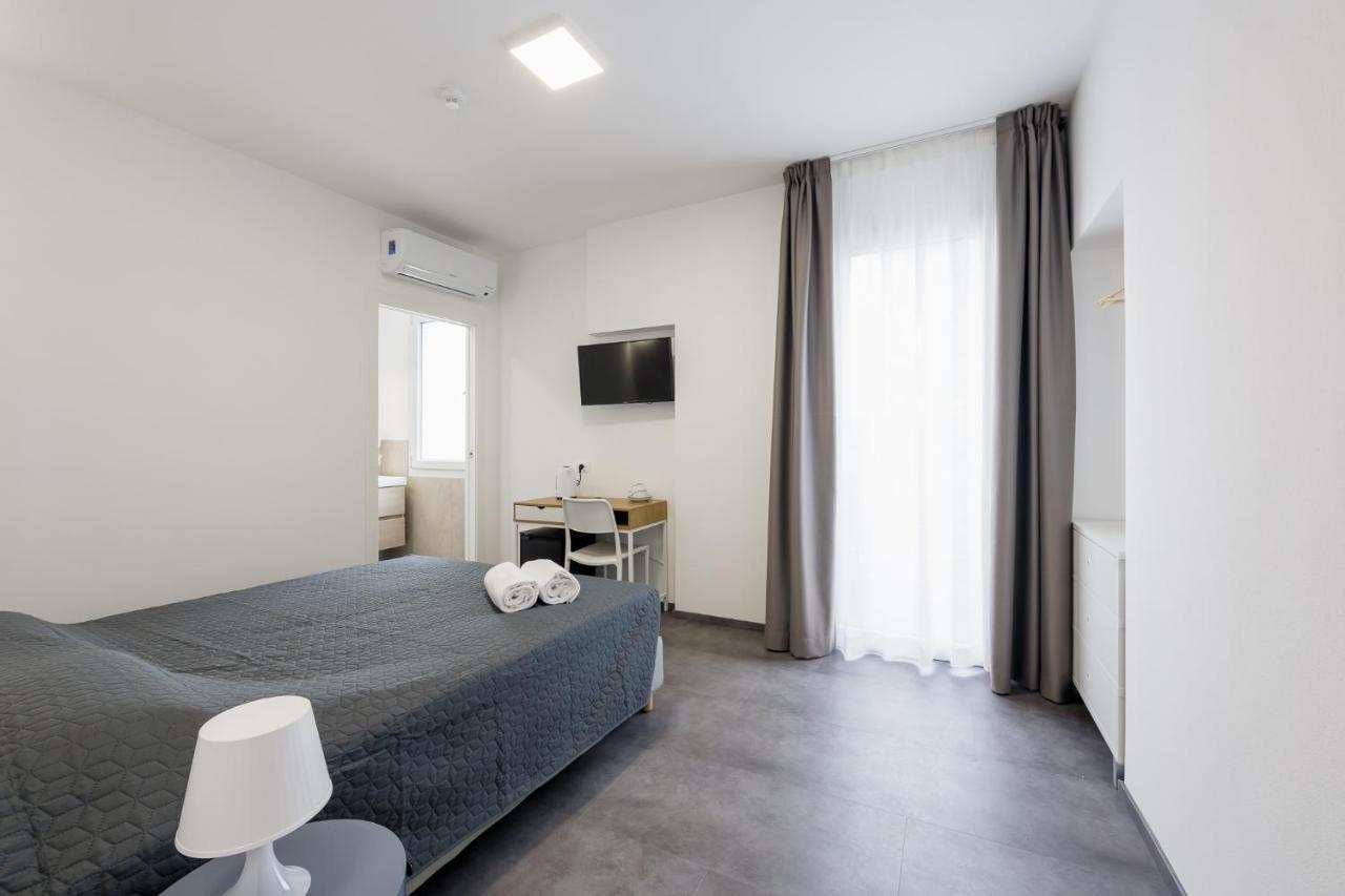 Doppel-/Zweibettzimmer mit Balkon