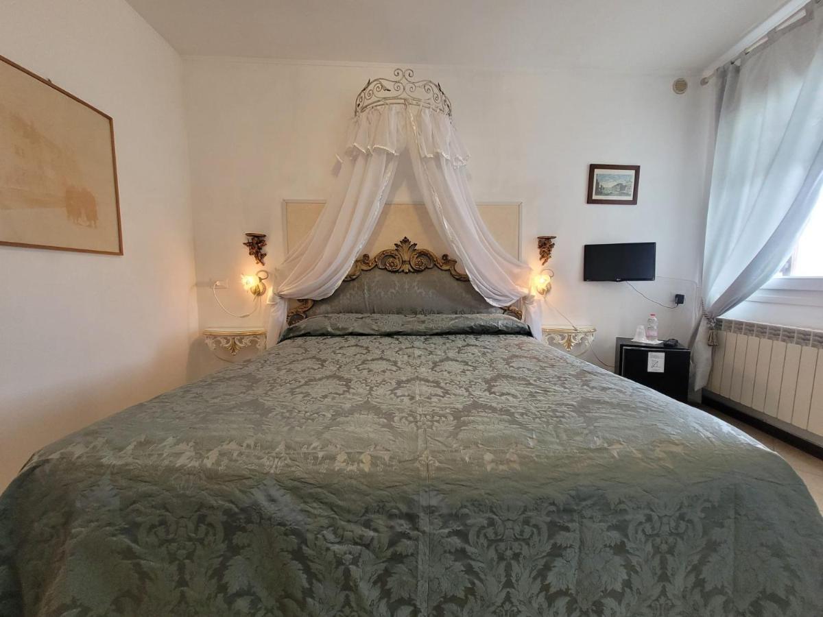 Quarto com Cama King-size e Vista do Mar