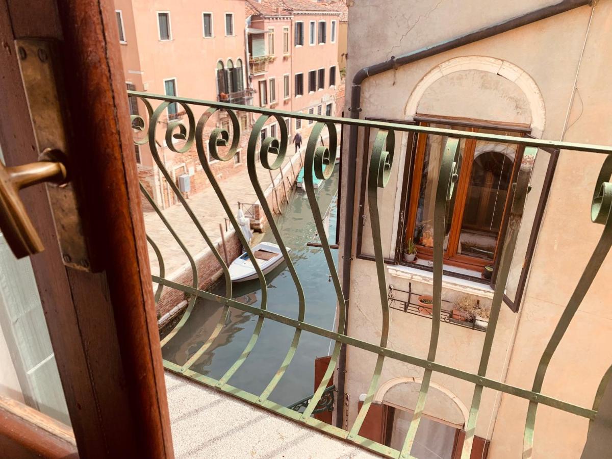 Two-Bedroom Apartment Terrace Canal View Cannaregio 2438