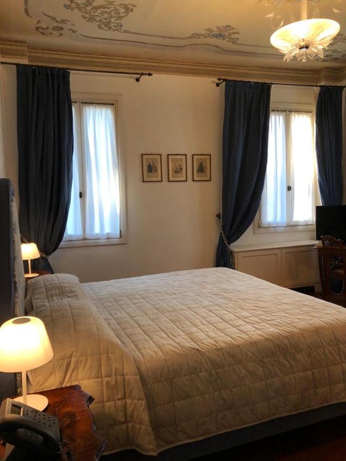 Zimmer mit Kingsize-Bett und Whirlpool