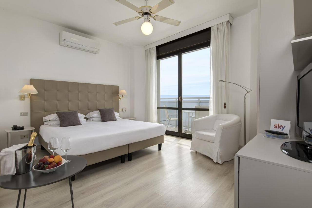 Deluxe tweepersoonskamer met balkon en uitzicht op zee