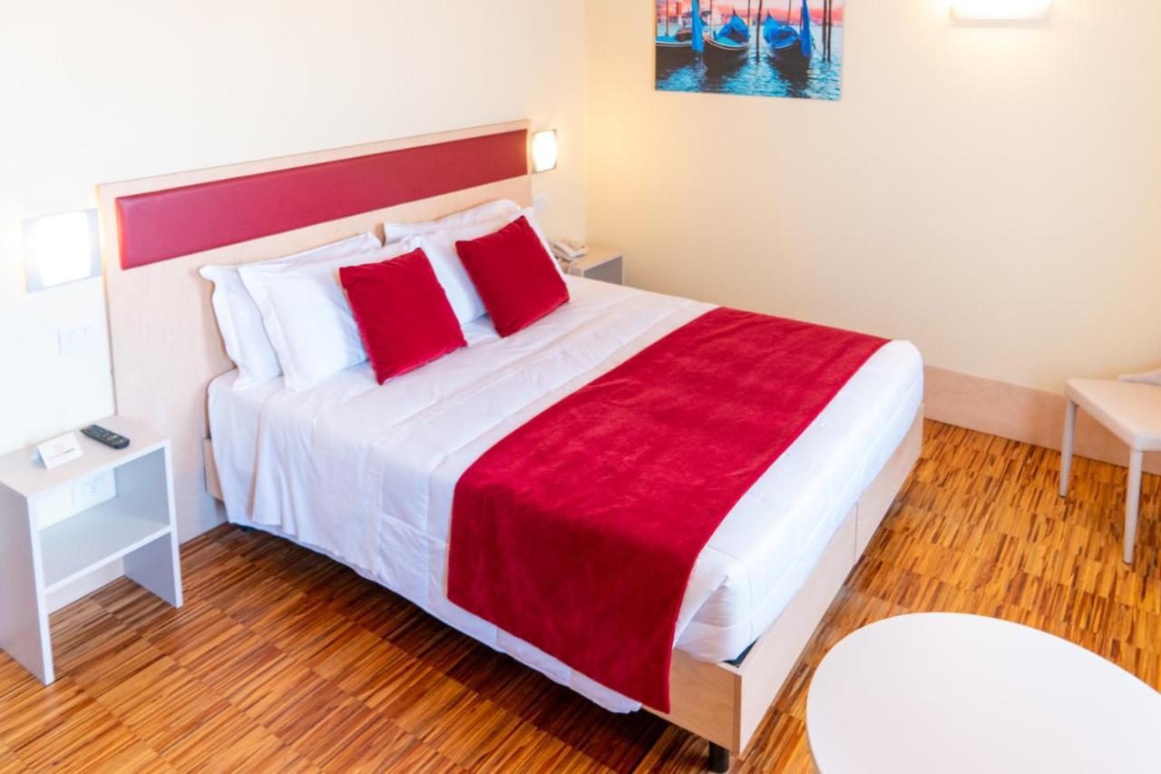 Deluxe Double Room,1396066658:JPEG