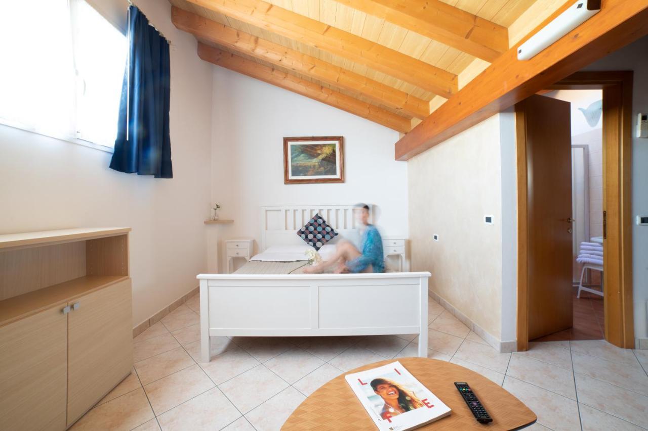 Family Room Attic,1398845786:JPEG