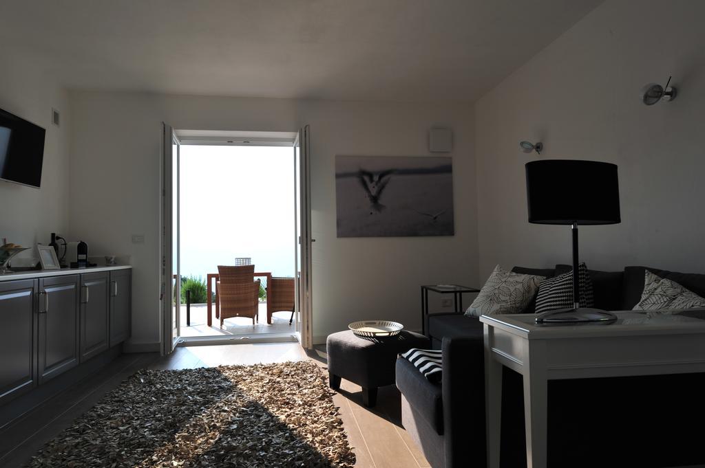 Suite with Lake View 11,143129853:JPEG