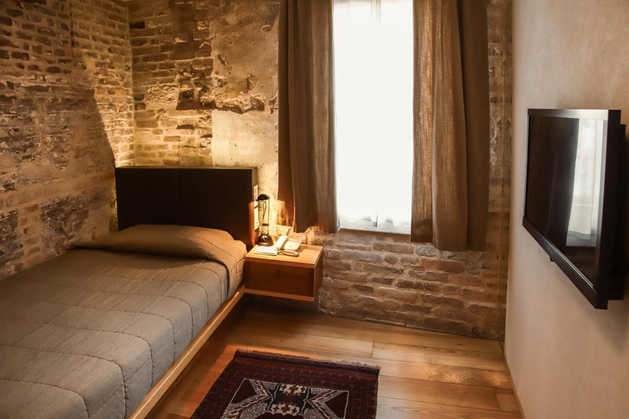 Single Room,1500235669:JPEG