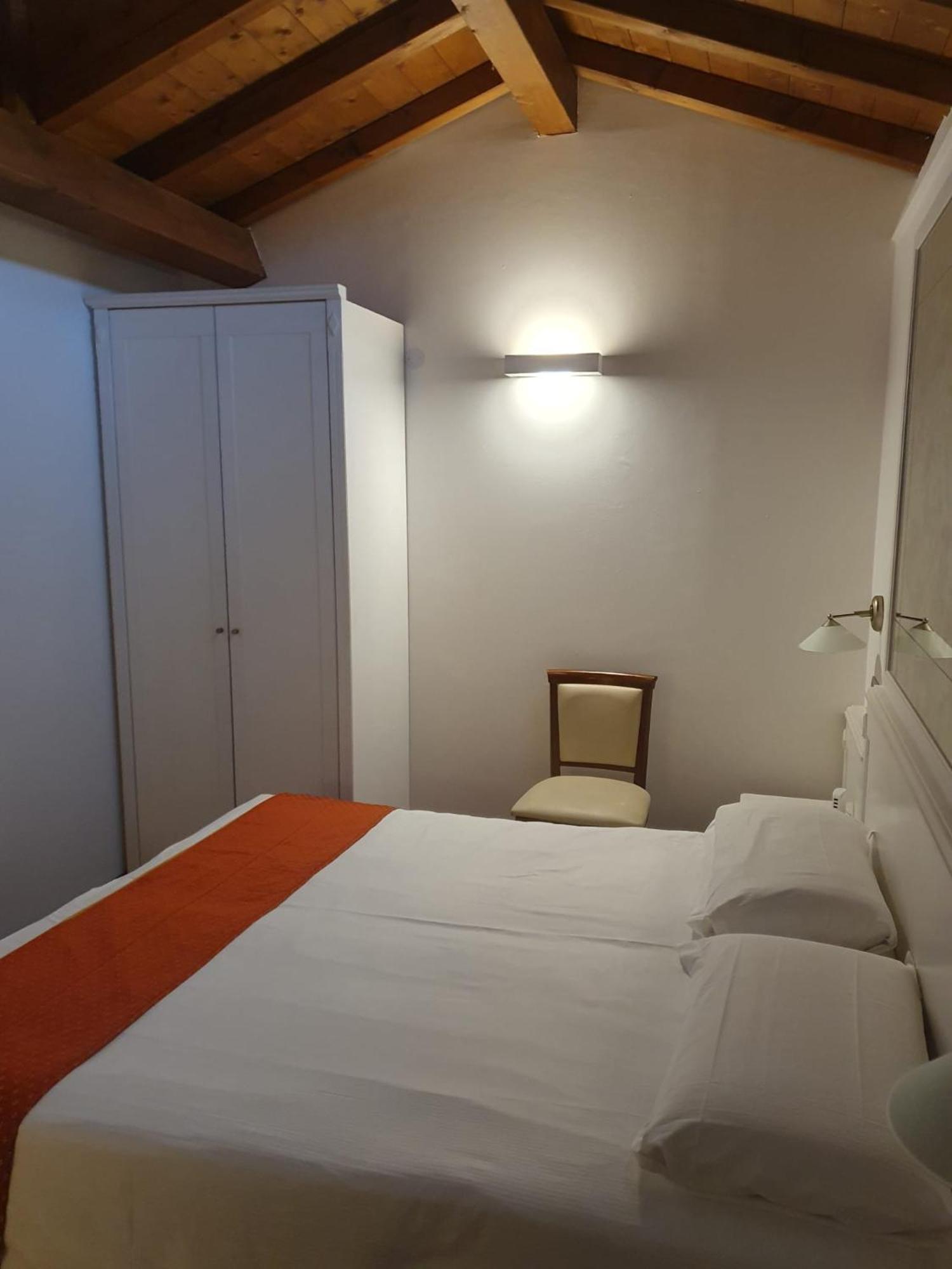 Doppel-/Zweibettzimmer mit Dusche