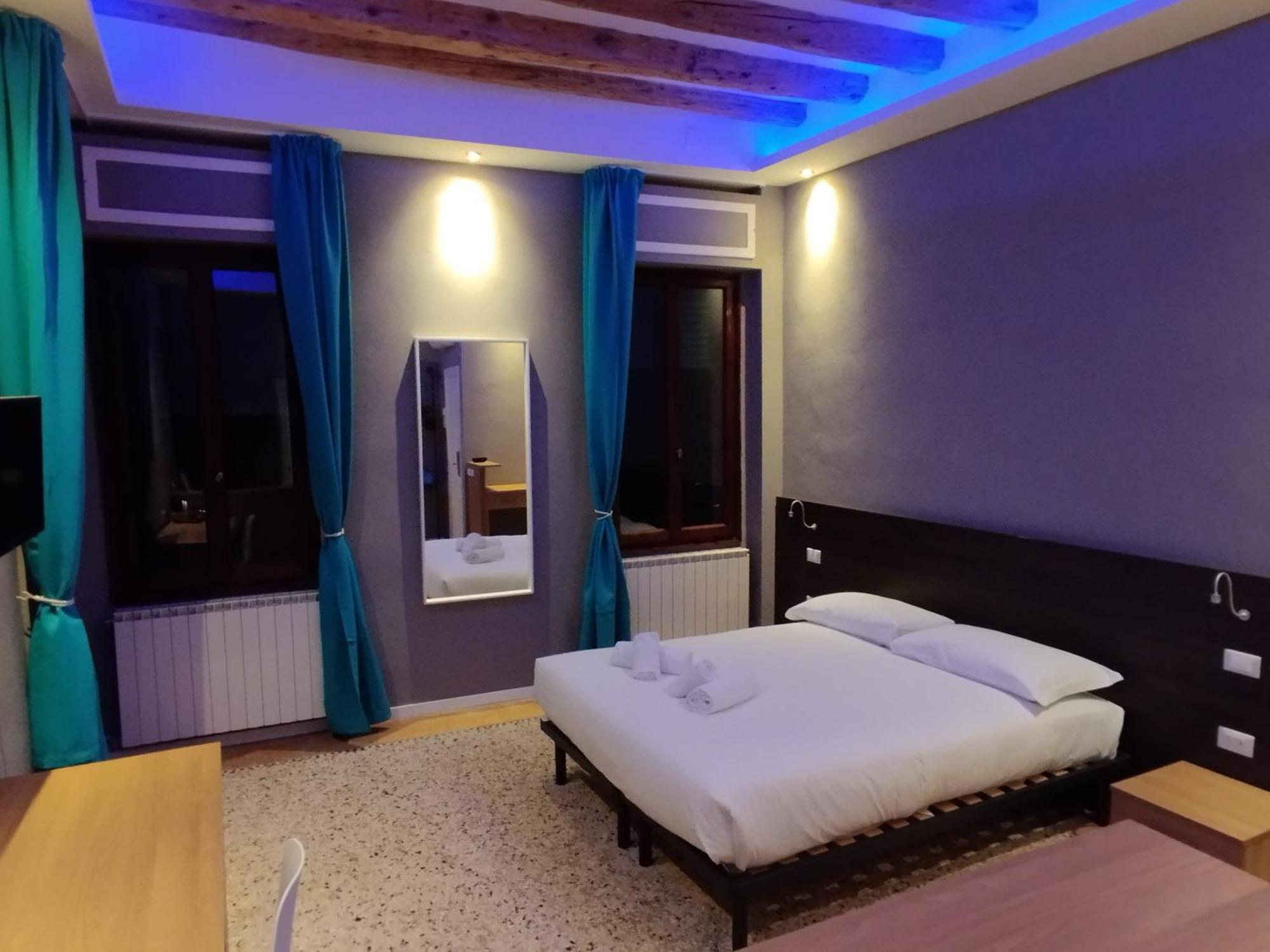 Quarto com Cama de Casal ou 2 de Solteiro e Banheiro Privativo