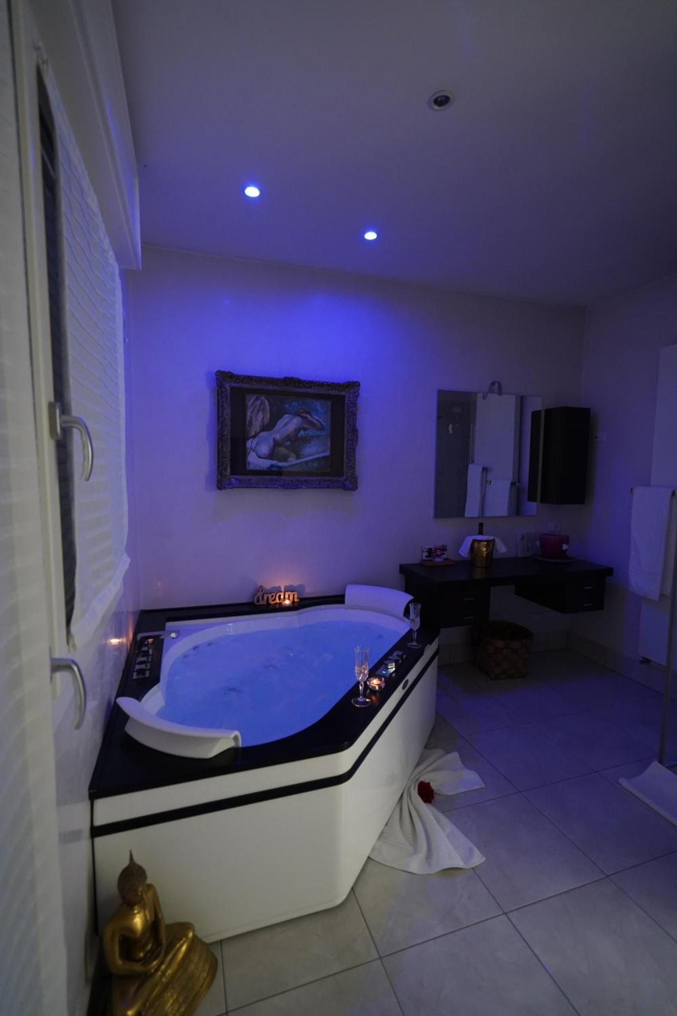 Zimmer mit Queensize-Bett und Whirlpool-Badewanne