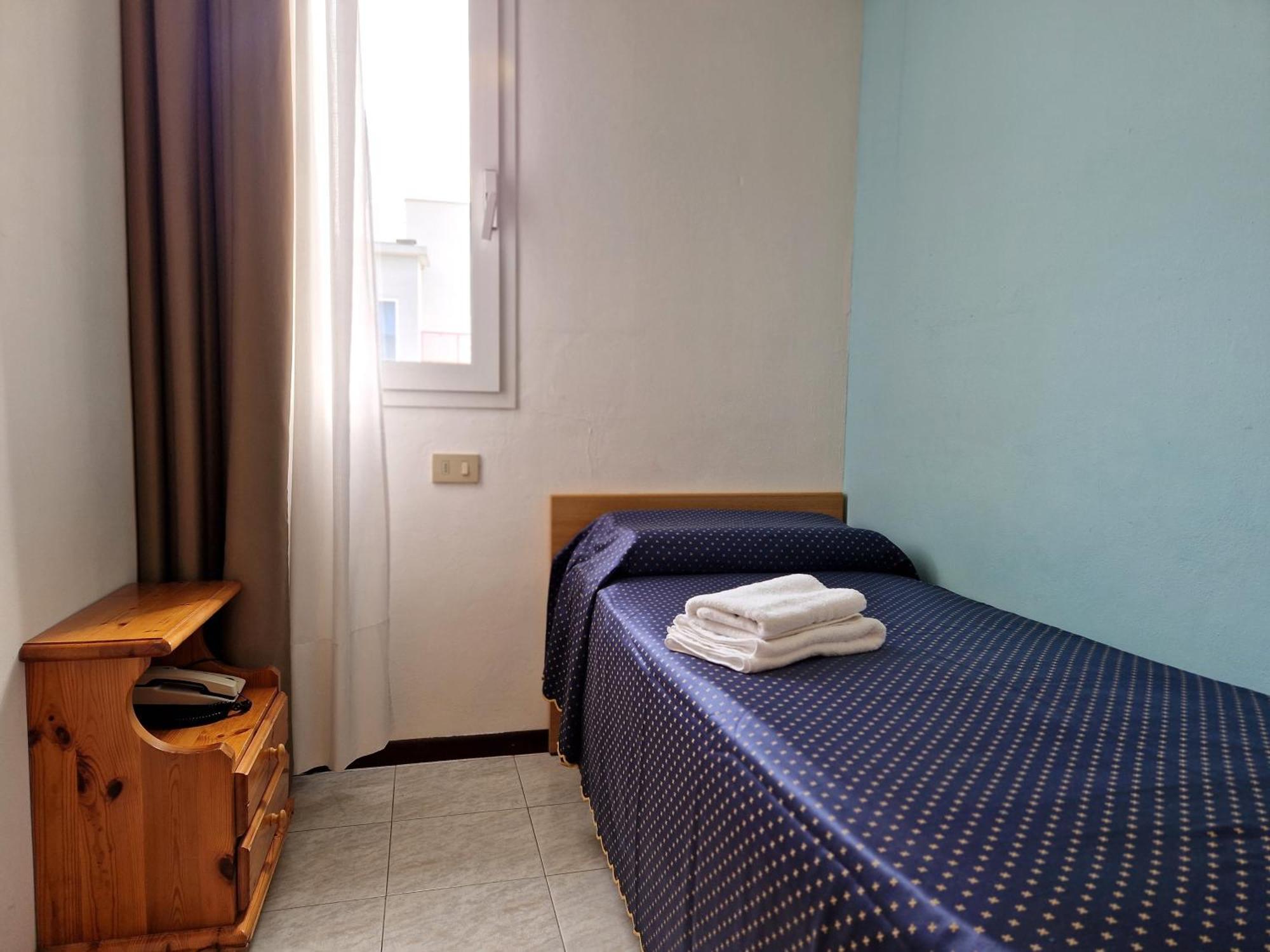 Single Room Private External Bathroom