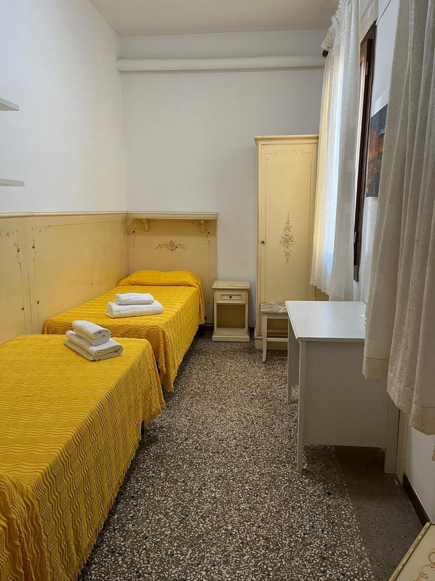 Quarto com 2 Camas de Solteiro