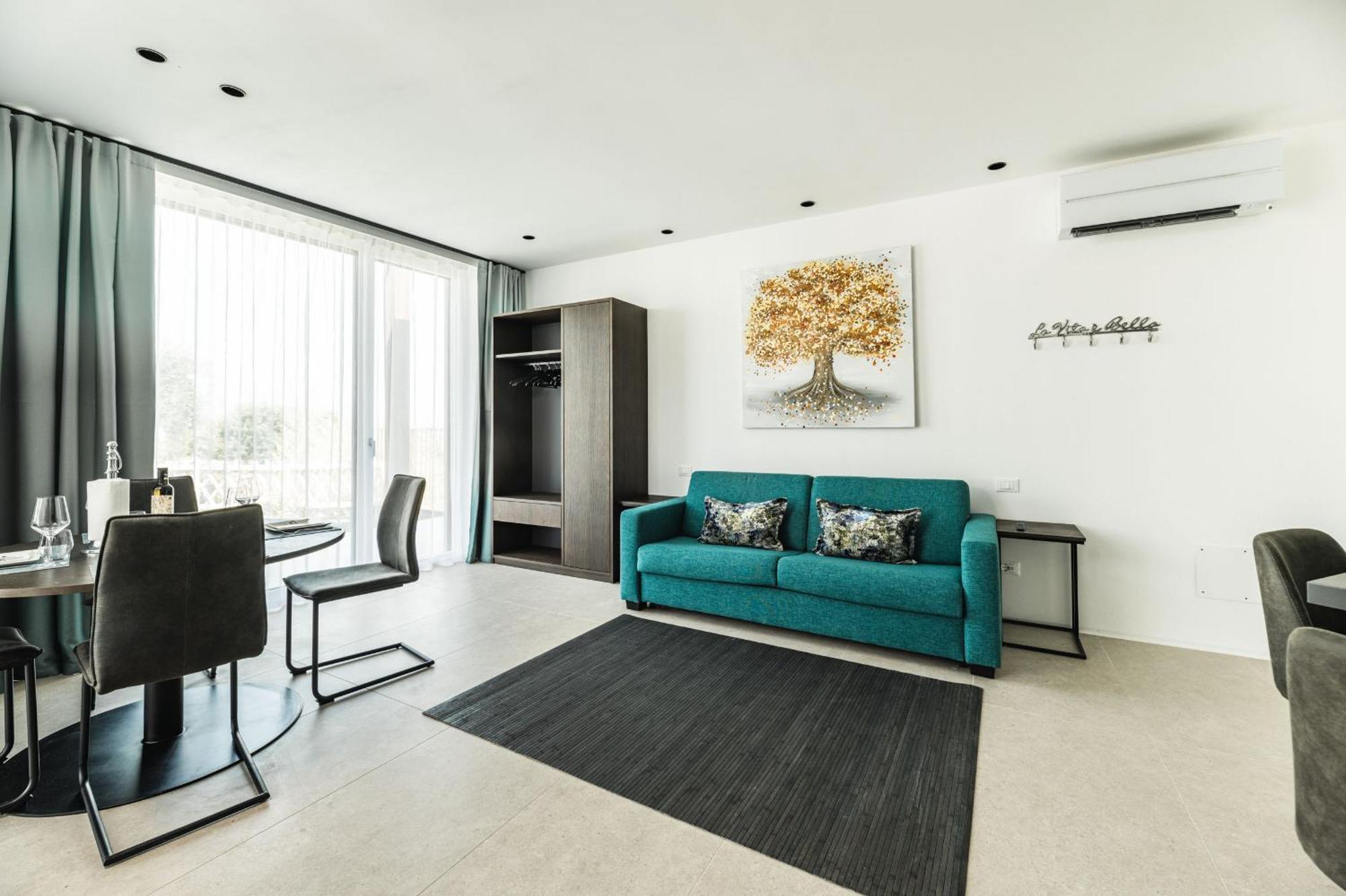 One-Bedroom Apartment Lake View