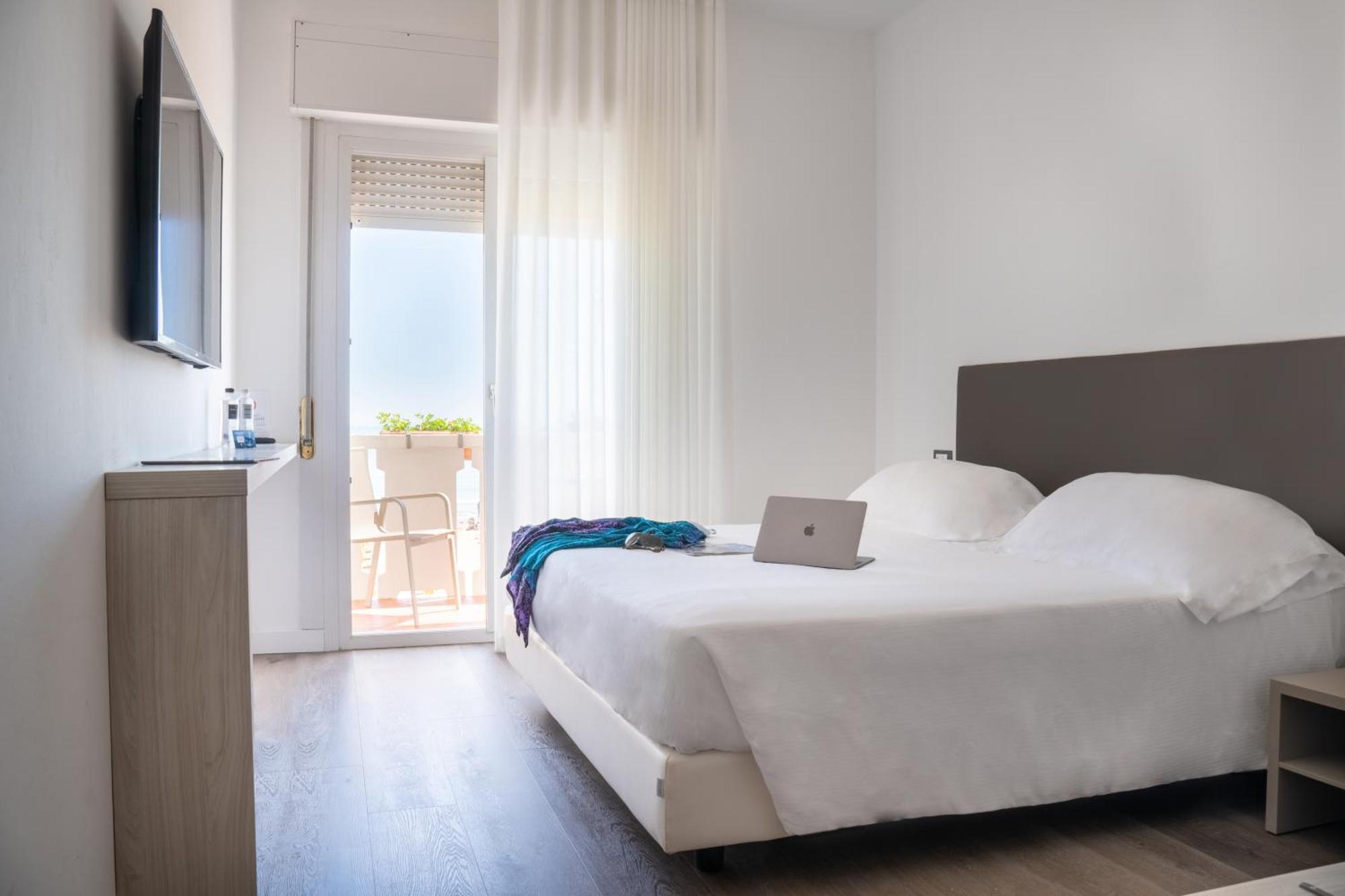 Suite with Balcony and Sea View