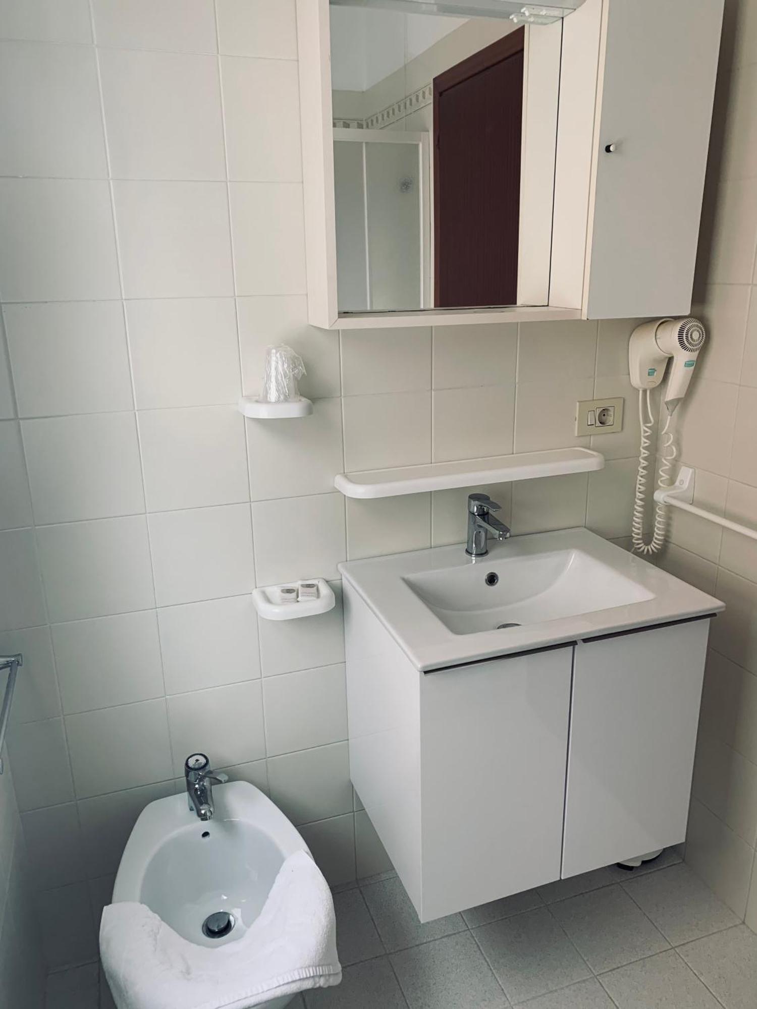 Family Room (2 Adults + 2 Children),1559465173:JPEG