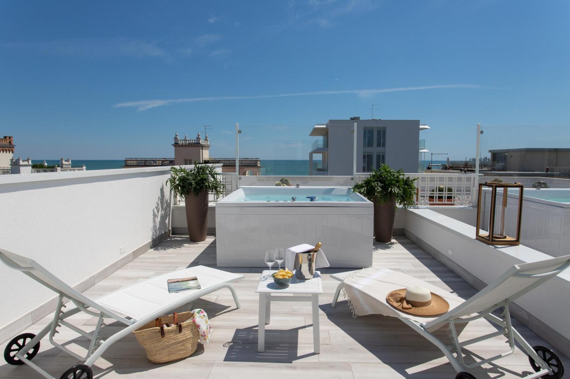 Chambre Triple Deluxe avec Terrasse et Jacuzzi Externe