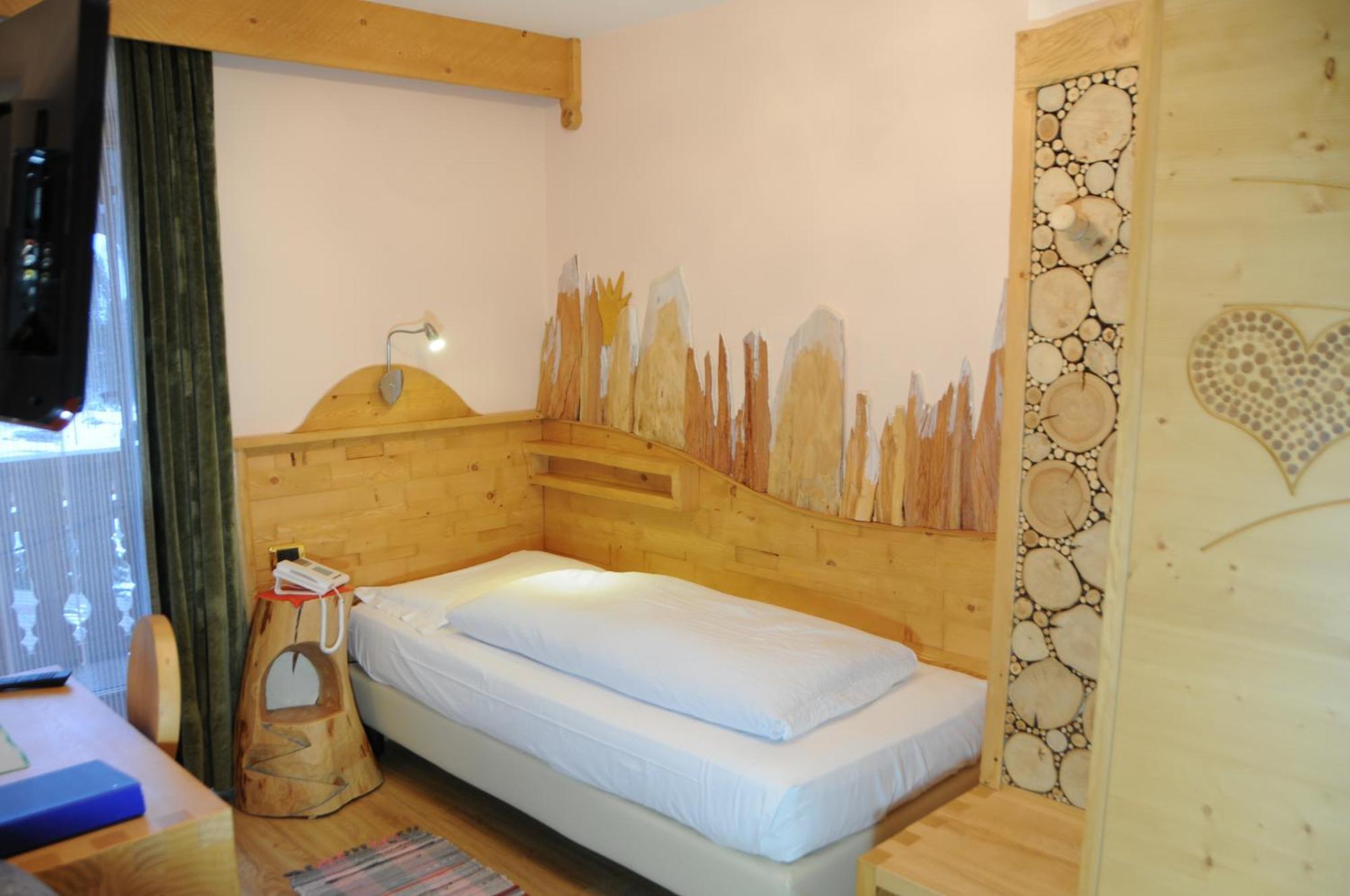 Small Single Room,1604889840:JPEG
