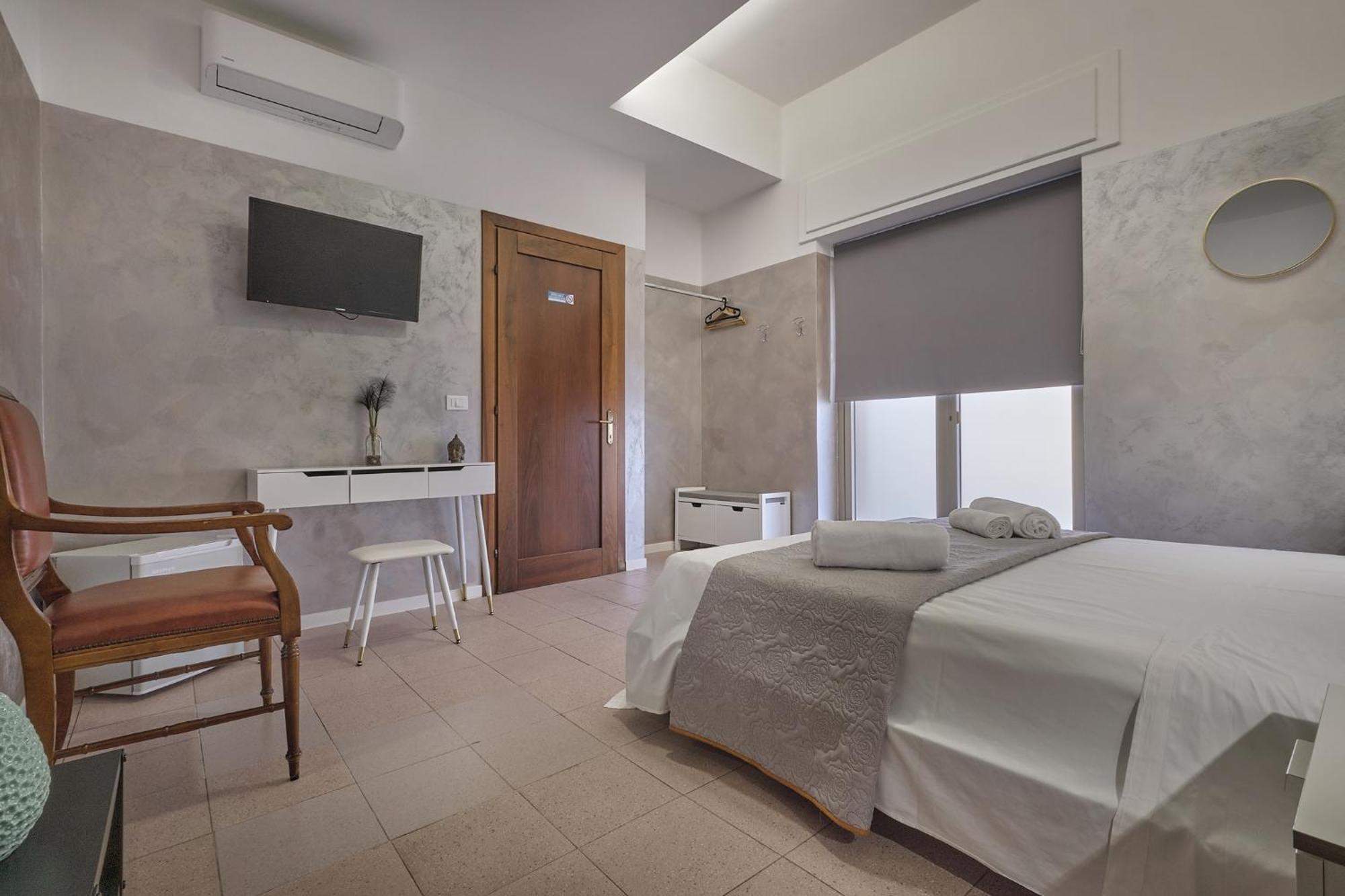 Quarto com Cama de Casal ou 2 de Solteiro e Banheiro Privativo