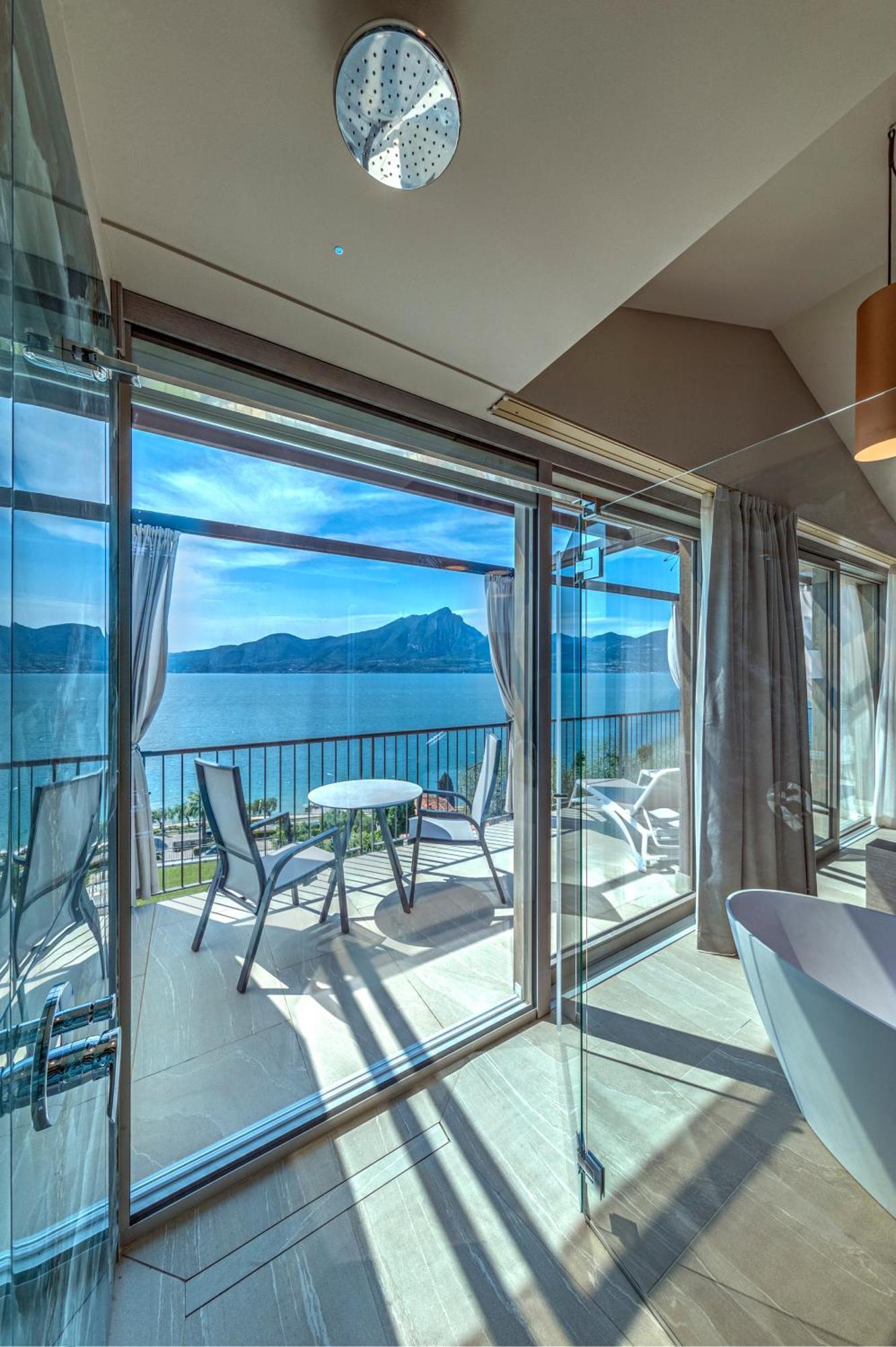 Großes Doppelzimmer mit Balkon und Seeblick