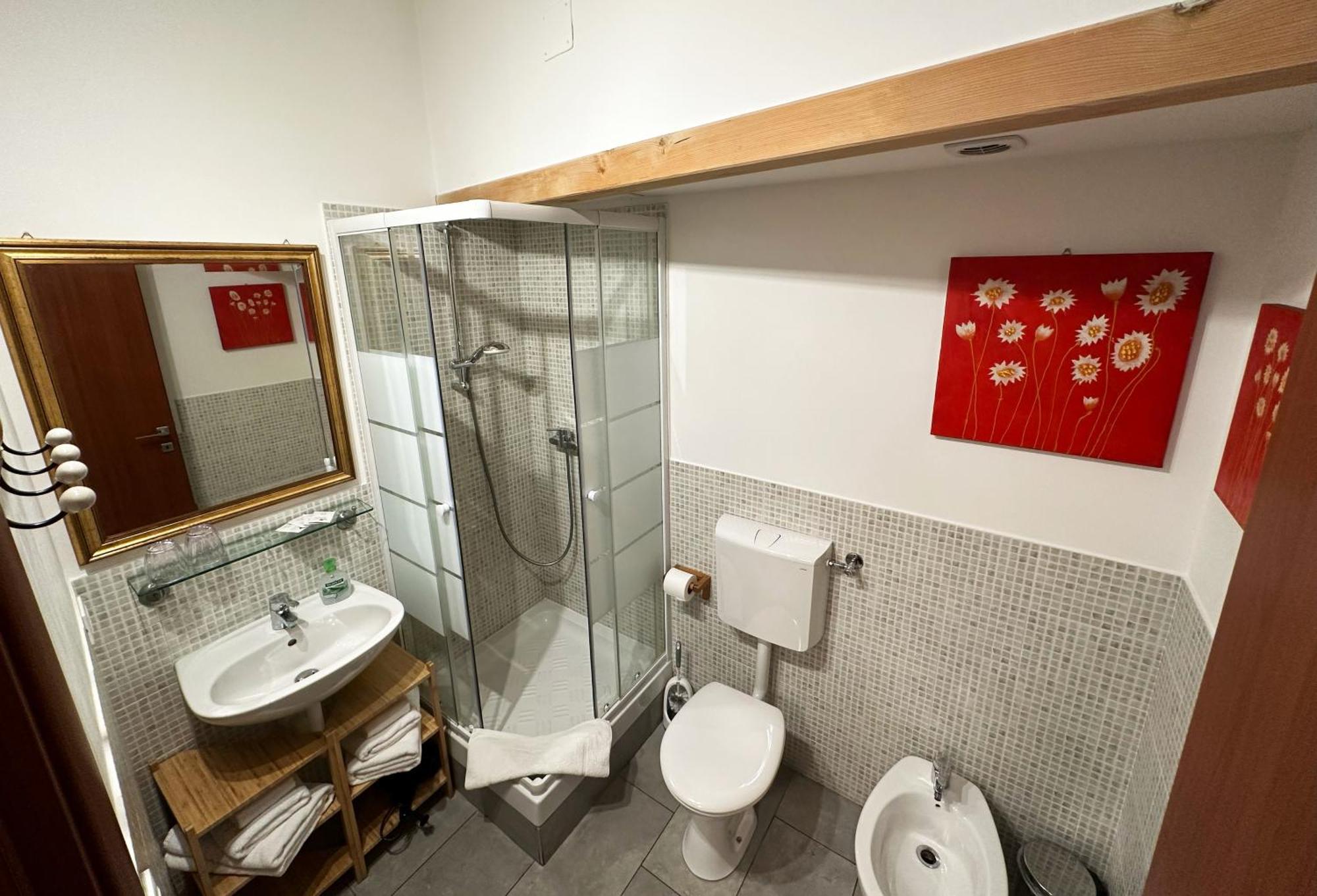 Tweepersoonskamer met 2 Aparte Bedden en Eigen Badkamer