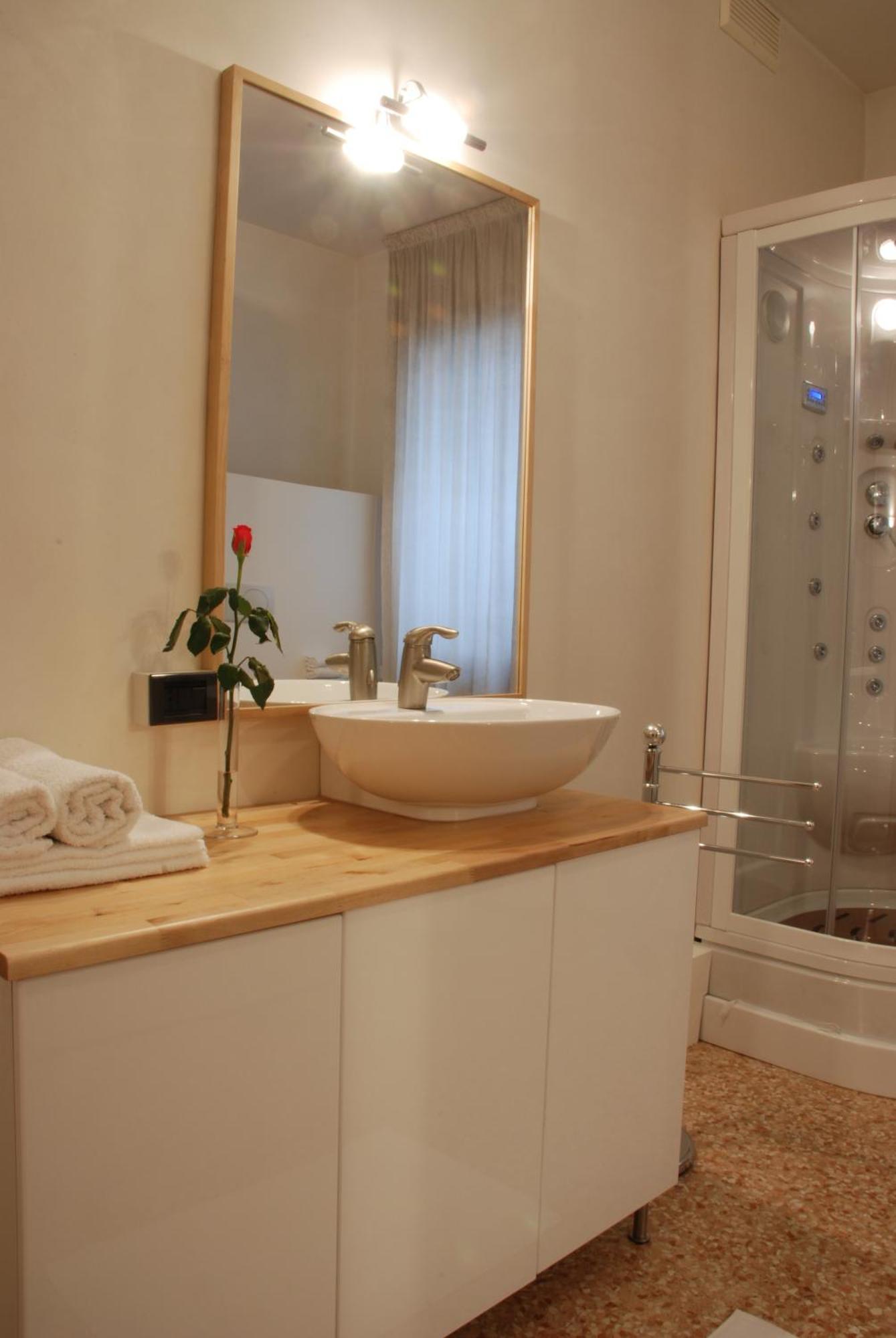 Camera Matrimoniale con Bagno in Comune