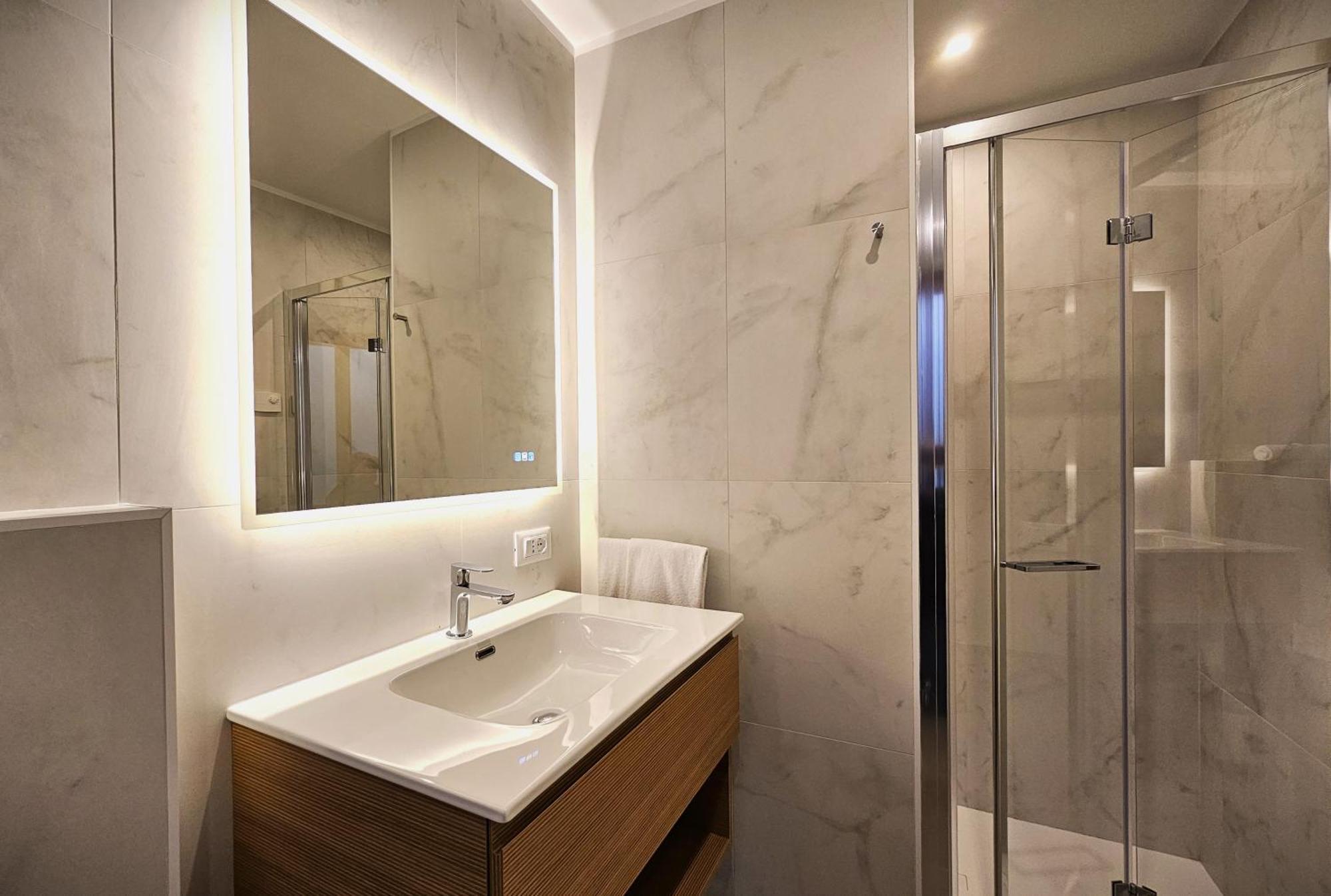 Deluxe Room,1662393327:JPEG