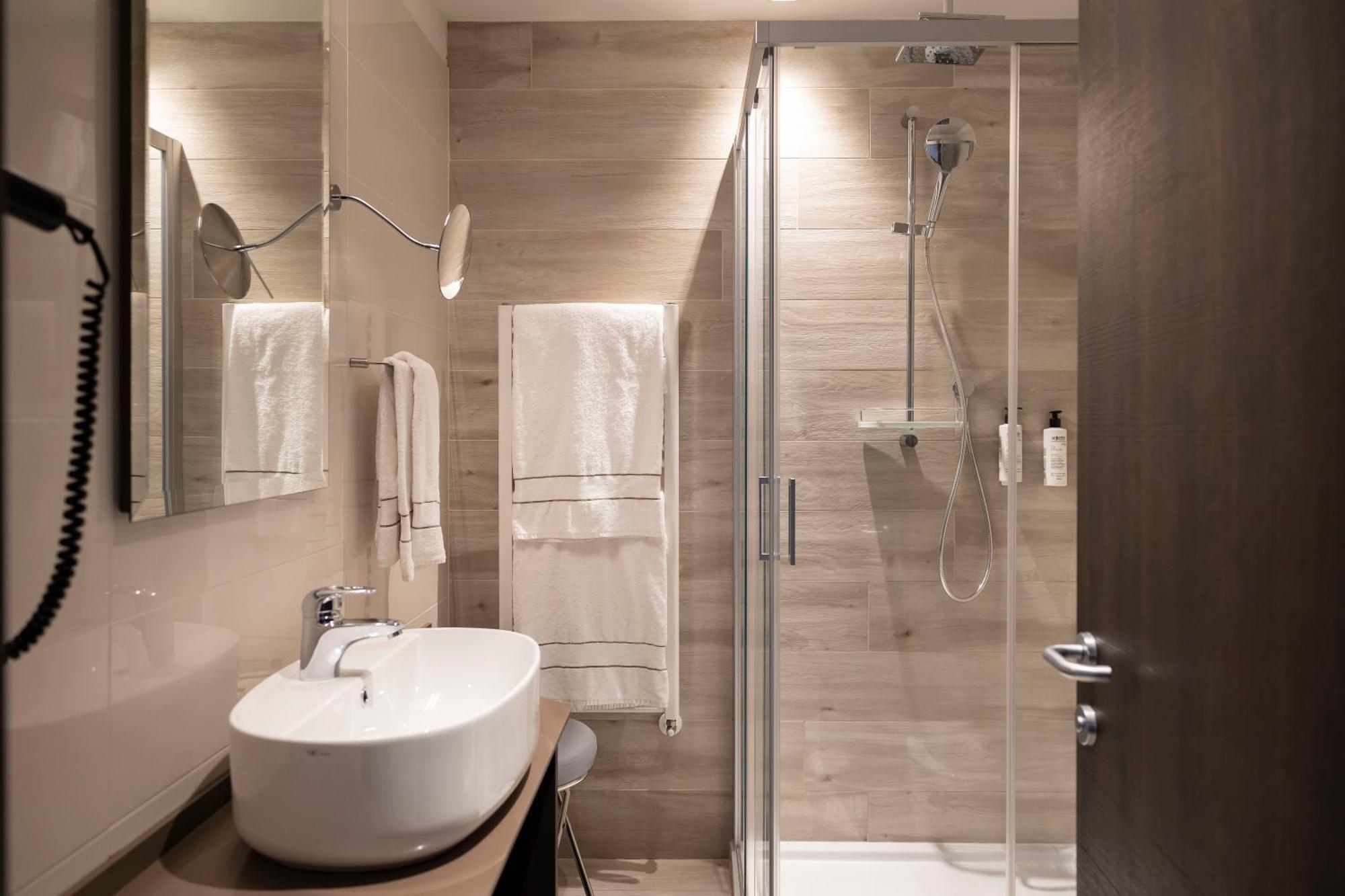 Superior Double or Twin Room Lake View
