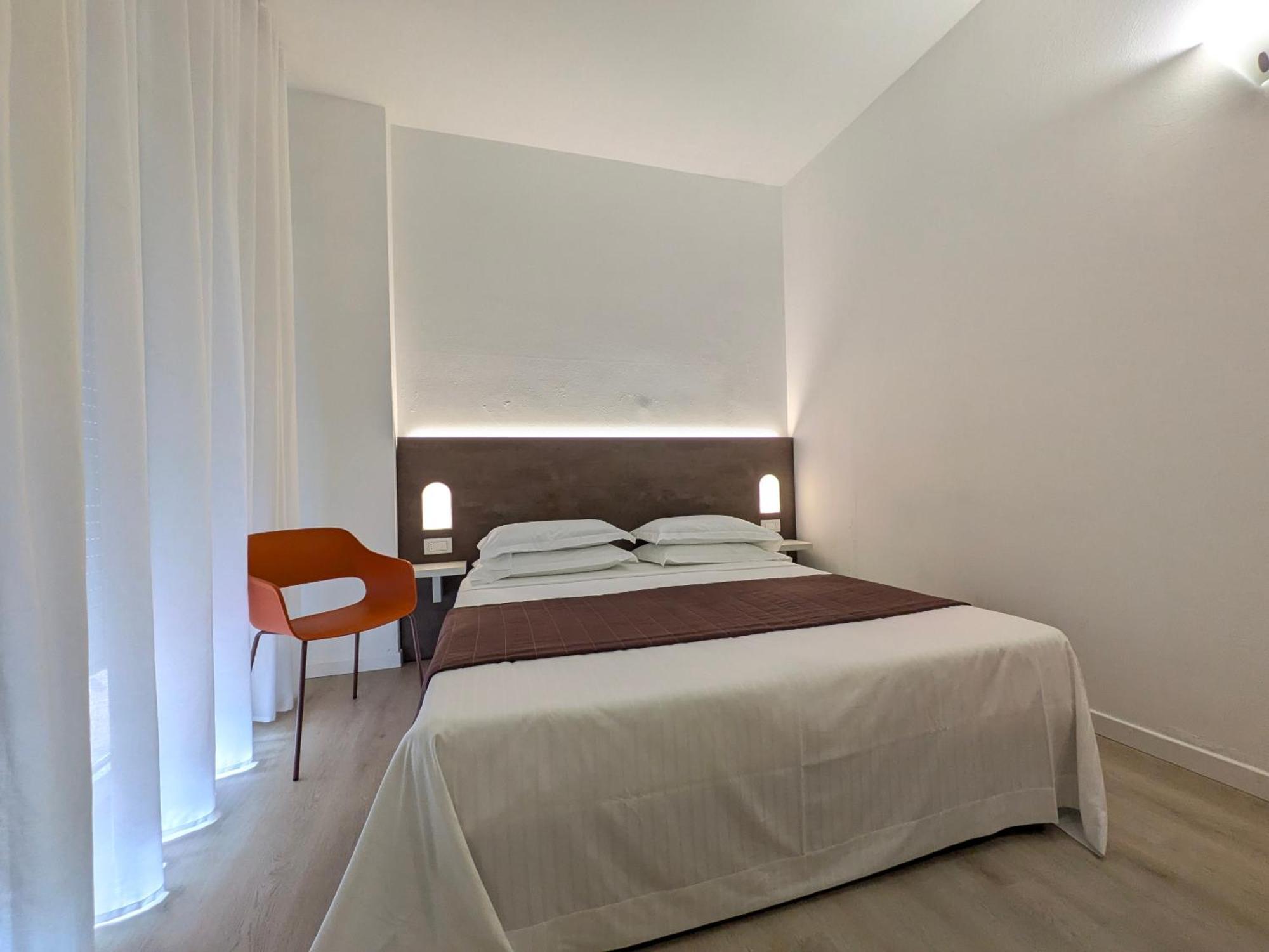 Quarto Duplo Pequeno com Cama Francesa