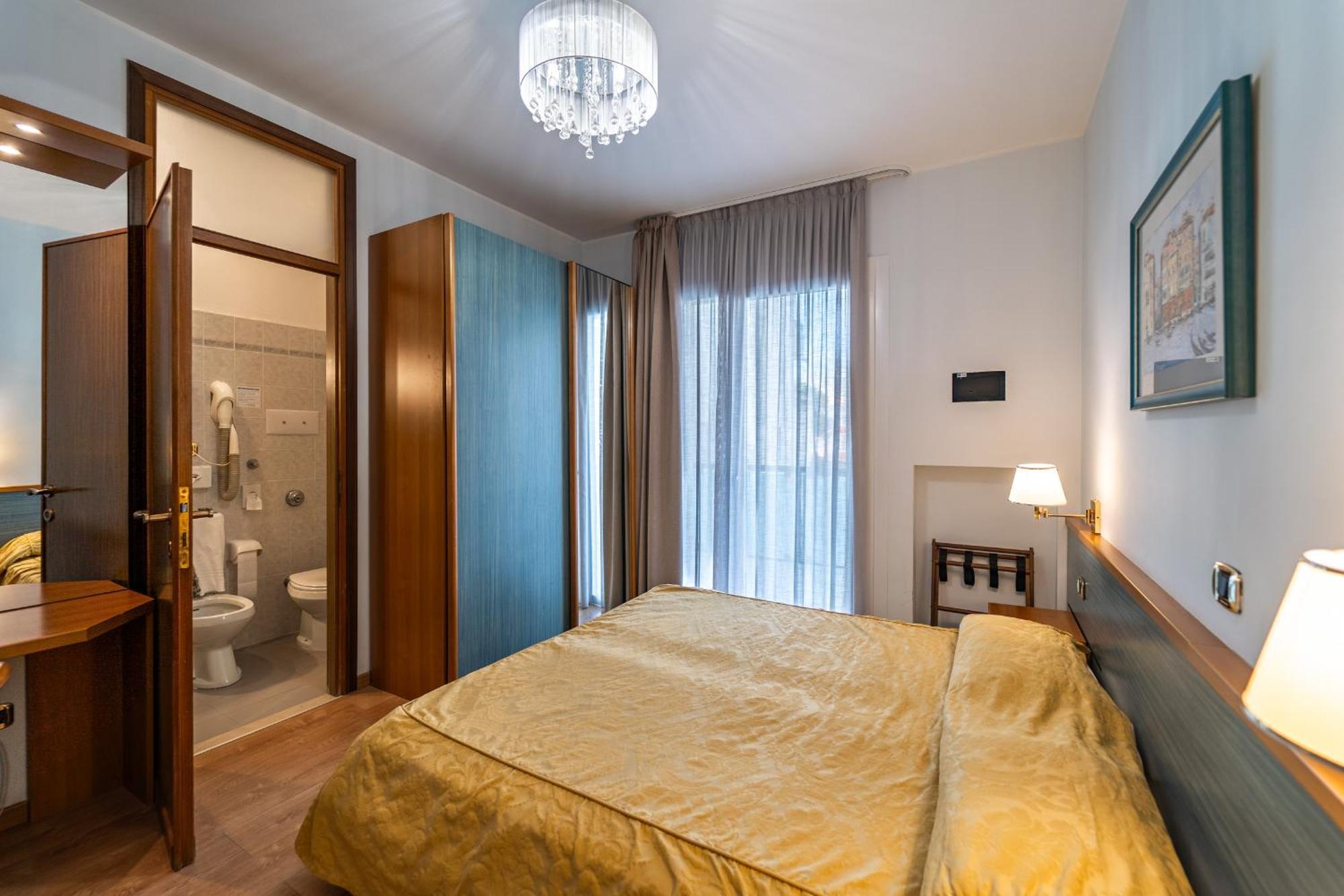 Double or Twin Room Balcony Lateral Sea View