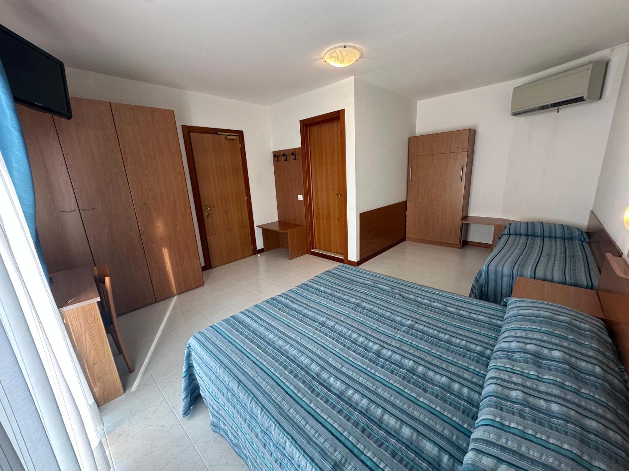 Standard Dreibettzimmer mit Meerblick