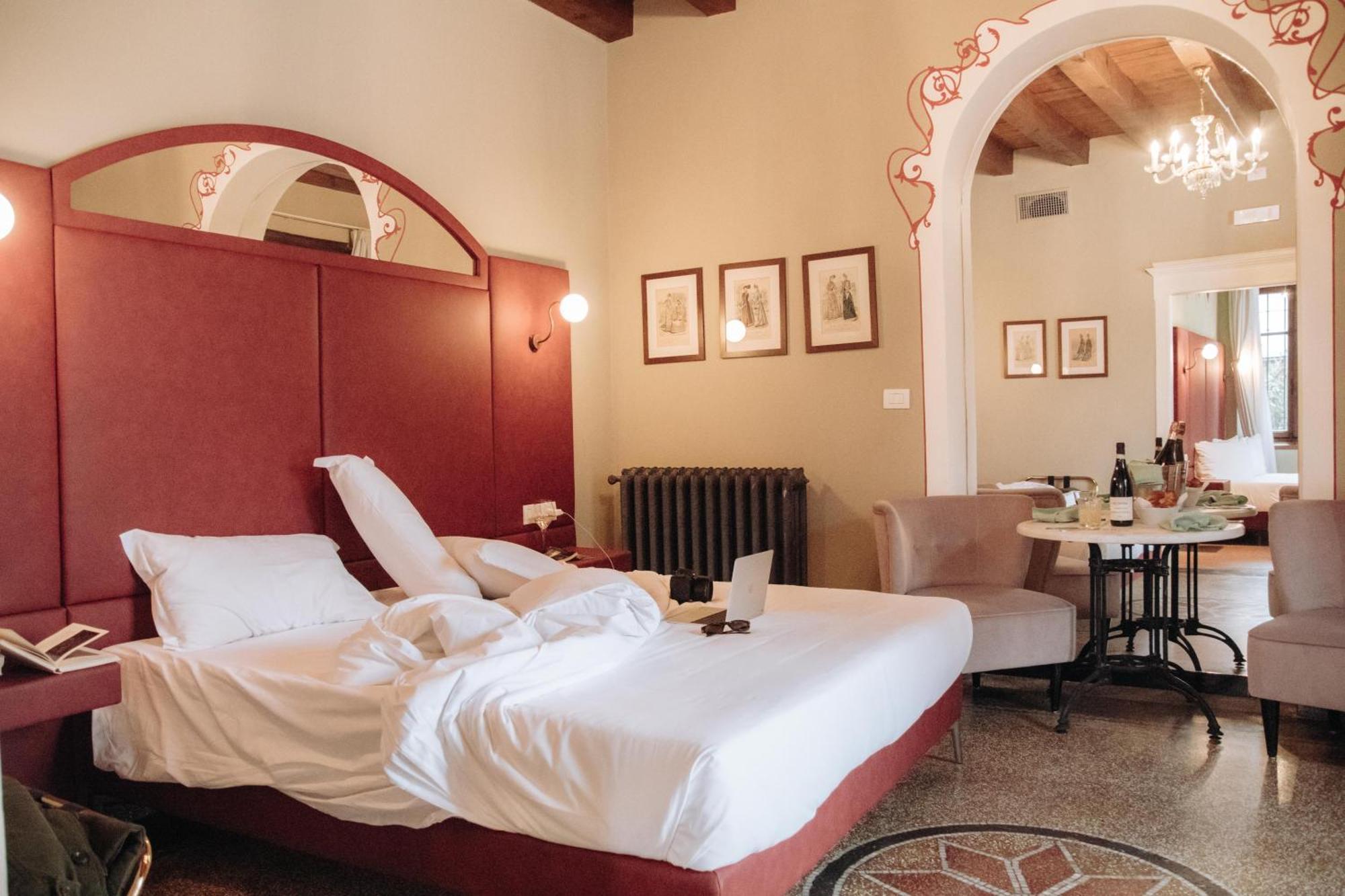 Queen Suite with Pool View,1758383979:JPEG