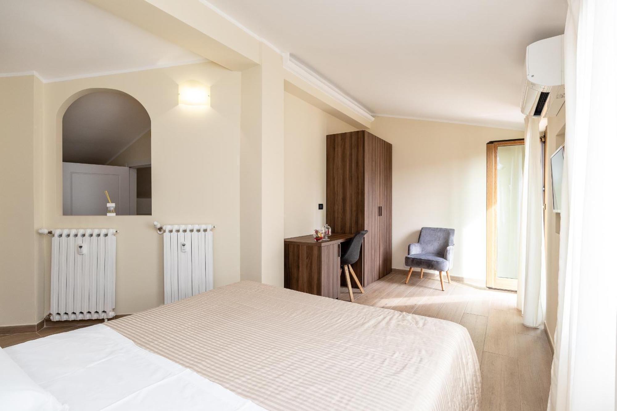 Zimmer mit Kingsize-Bett und Whirlpool