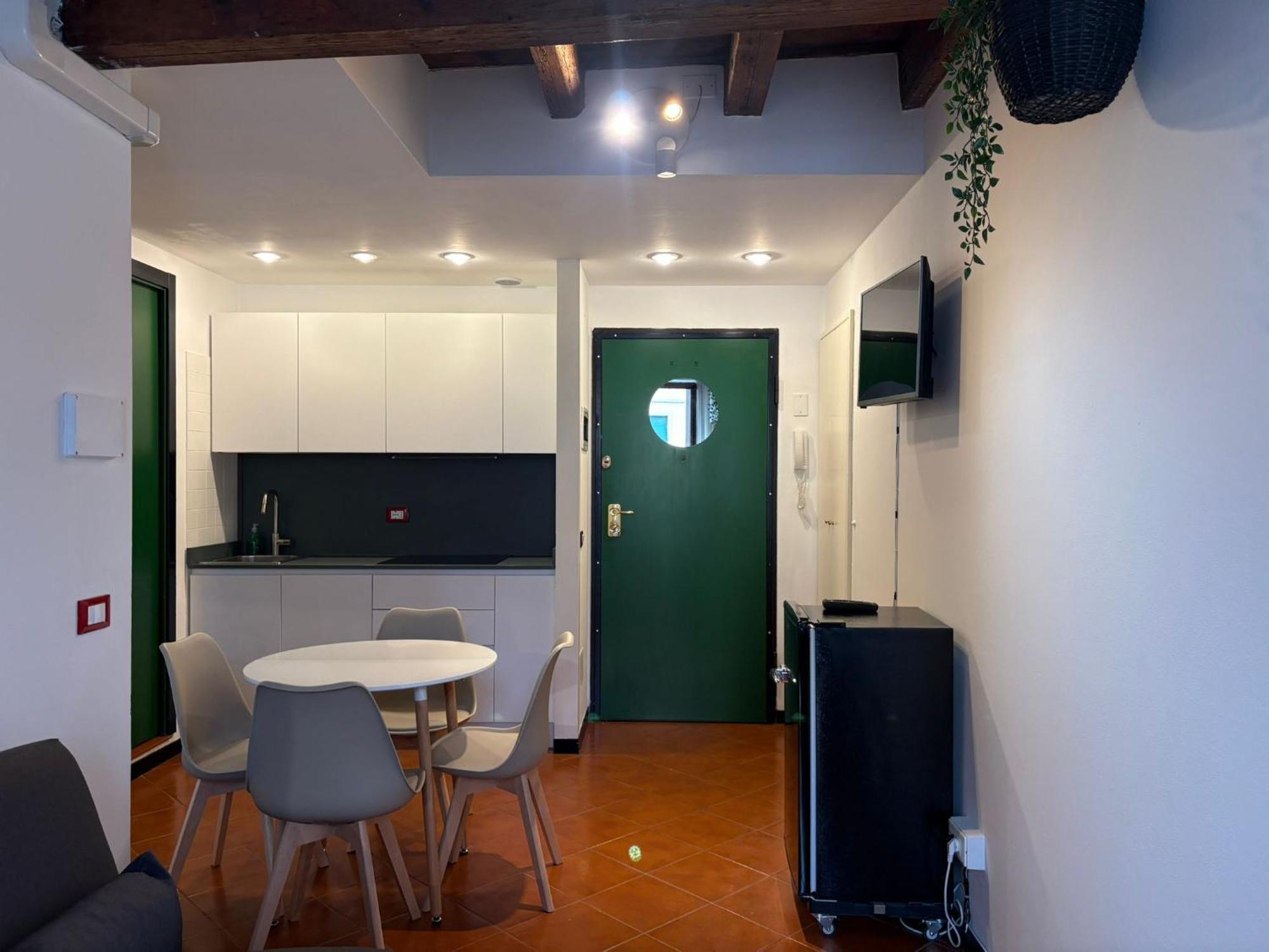One-Bedroom Apartment Balcony City View