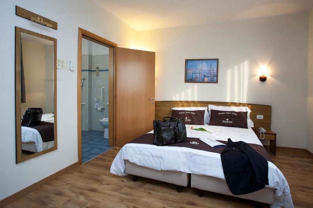 Standard Room with One Queen Bed and One Single Bed