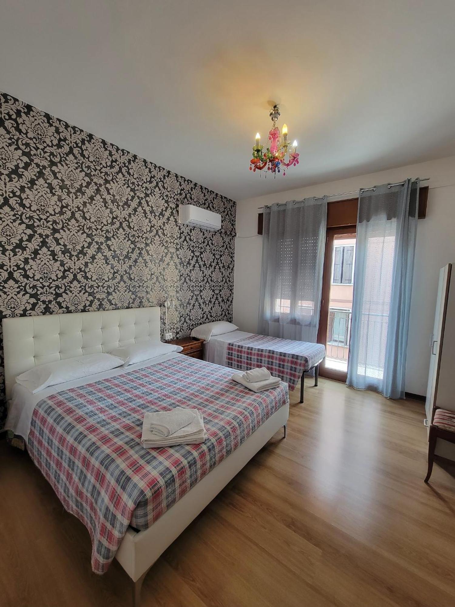 Dreibettzimmer mit eigenem externen Bad