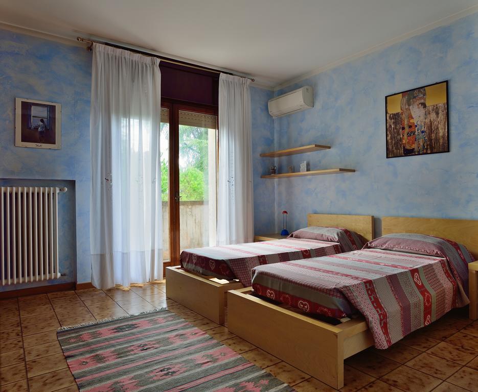Doppel-/Zweibettzimmer mit Balkon