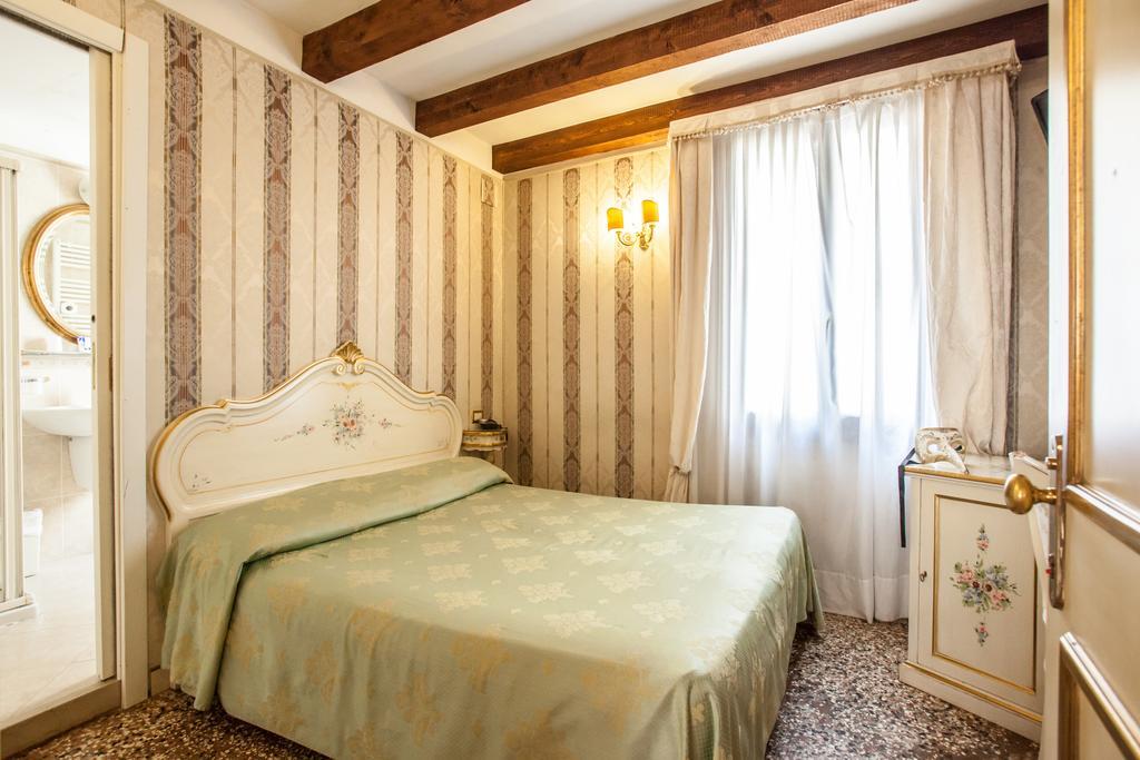 Small Double Room,266404637:JPEG