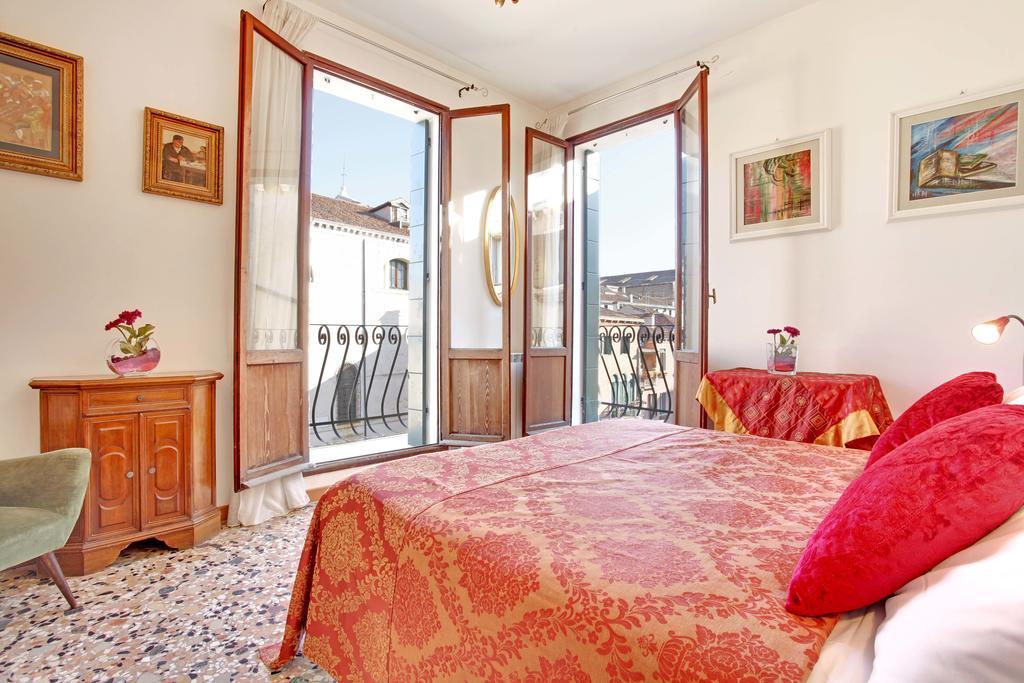 Appartement met 2 Slaapkamers, Terras en Uitzicht op het Kanaal - Cannaregio 2438