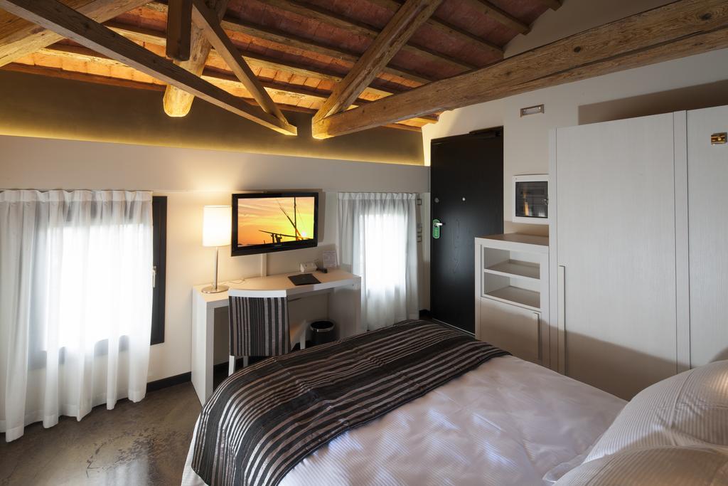 Standard Double Room,379484956:JPEG