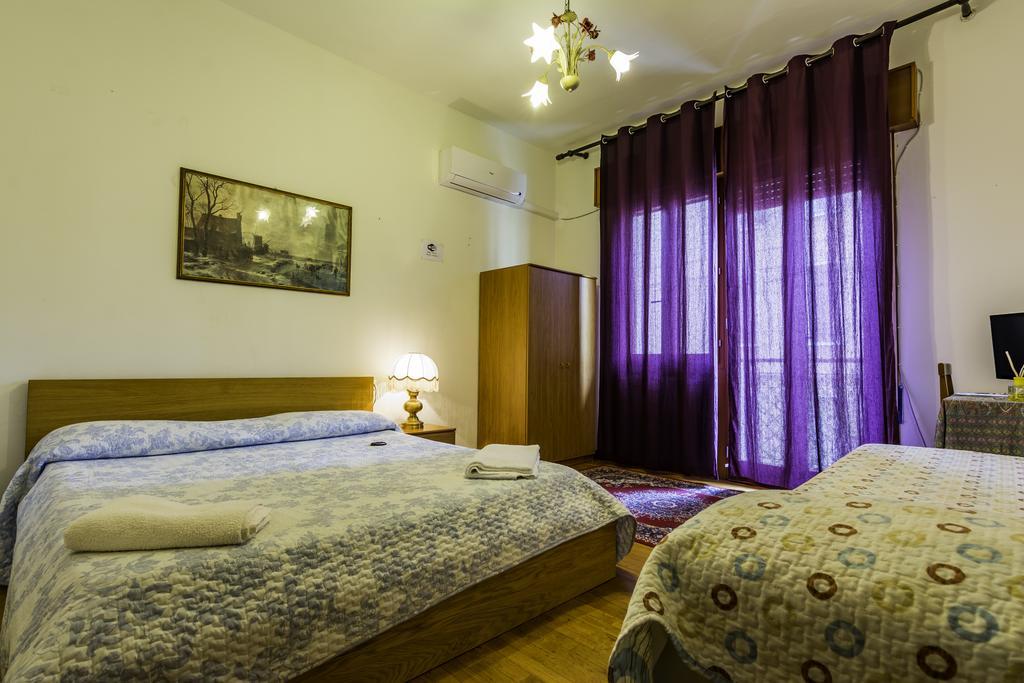 Doppelzimmer mit Zustellbett und Gemeinschaftsbad